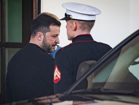 الرئيس الأوكراني فولوديمير زيلينسكي أثناء مغادرته الجناح الغربي للبيت الأبيض بعد اجتماع مع الرئيس الأميركي دونالد ترمب في واشنطن العاصمة، الولايات المتحدة 28 فبراير 2025 - بلومبرغ