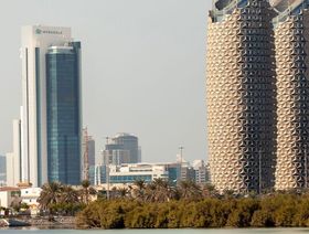 أبراج البحر (يمين) ومبنى شركة مبادلة للاستثمار (يسار) في مدينة أبوظبي، الإمارات العربية المتحدة - المصدر: بلومبرغ