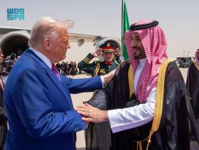 ولي العهد السعودي الأمير محمد بن سلمان أثناء استقبال رئيس الولايات المتحدة الأميركية دونالد ترمب في مطار الملك خالد الدولي في الرياض، المملكة العربية السعودية 13 مايو 2025 - وكالة الأنباء السعودية