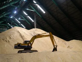 حفار يعمل داخل مستودع للسكر الخام - بلومبرغ