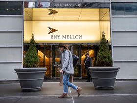 شخص يسير أمام مقر بنك "بي إن واي ميلون" في نيويورك، الولايات المتحدة - المصدر: بلومبرغ