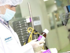 أحد الكوادر الطبية يحمل عبوة دواء في منشأة لتصنيع الأدوية تابعة لشركة الخليج للصناعات الدوائية "جلفار"، رأس الخمية، الإمارات العربية المتحدة - المصدر: بلومبرغ