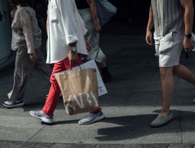 متسوق يحمل حقيبة تحمل علامة "زارا" التجارية، بروكسل ، بلجيكا - المصدر: بلومبرغ