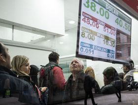 يترقب المستثمرون تحركات البنوك المركزية خلال الفترة المقبلة والتي تواجه تحديات كبيرة للموازنة بين كبح التضخم ودعم النمو - المصدر: بلومبرغ