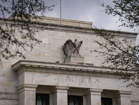 الفيدرالي يتجه إلى تأجيل خفض الفائدة مع استمرار صعود التضخم