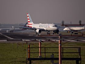 طائرة "إيرباص إيه 319" تابعة لشركة "أميركان إيرلاينز غروب" بعد هبوطها في مطار "ريغان ناشونال"، بإيرلنغتون، فيرجينيا، أميركا - المصدر: بلومبرغ