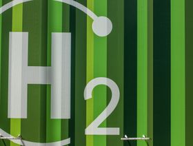 الرمز الكيميائي للهيدروجين على السطح الخارجي في منطقة المحرك الكهربائي خلال المراحل النهائية من بناء مصنع الهيدروجين الأخضر التابع لشركة "إبيردرولا بويرتولانو" في بورتولانو إسبانيا يوم الخميس 19 مايو 2022. - المصدر: بلومبرغ