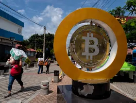 سعر بتكوين يتراجع بفعل جني الأرباح بعد ارتفاع قياسي