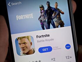 لعبة "Fortnite" التي طورتها "إيبك غيمز" معروضة على متجر "آب ستور" على هاتف "أيفون". - المصدر: بلومبرغ