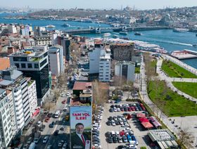 منظر لمبان سكنية على جانبي طريق في إسطنبول، تركيا - آ إف بي/غيتي إيمجز