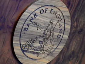 بنك إنجلترا يخفض الفائدة لأقل مستوى في عامين بعد انقسام حاد