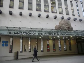 بلومبرغ: \"أوبك+\" يميل لزيادة إنتاج النفط 137 ألف برميل يومياً بدءاً من ديسمبر