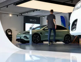 سيارة السيدان الكهربائية "سيل" التابعة لشركة "بي واي دي" في صالة عرض "بي واي دي" في برلين، ألمانيا - بلومبرغ