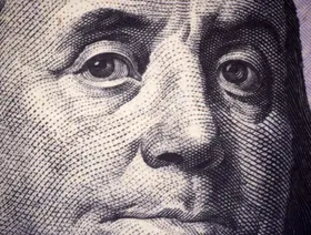 صورة مٌكبّرة لوجه بنجامين فرانكلين، أحد الأباء المؤسسين للولايات المتحدة، والمطبوعة على الورقة النقدية من فئة 100 دولار. - المصدر: بلومبرغ