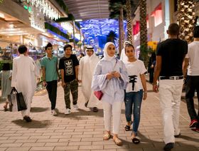 متسوقون في مجمع الأفنيوز التجاري في مدينة الكويت - المصدر: بلومبرغ