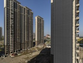 مبان سكنية قيد الإنشاء في مشروع "ريفرسايد بالاس" التابع لمجموعة "تشاينا إيفرغراند غروب" في سوتشو، مقاطعة جيانغسو، الصين - المصدر: بلومبرغ