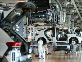 \"فولكس واجن\" تخفض إنتاج السيارات الكهربائية في ألمانيا وسط تراجع الطلب