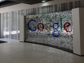 لافتة تعرض شعار "غوغل" داخل مقر الشركة في لندن. المملكة المتحدة - المصدر: بلومبرغ