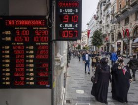 صعود الليرة التركية يدفع سوق الأسهم إلى حافة الهاوية