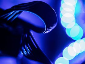 أضواء خلف كابلات توصل الكهرباء لداخل كمبيوتر "منصة التعدين" يستخدم لتعدين العملة المشفرة "إلكترونيوم"، في بودابست، هنغاريا - المصدر: بلومبرغ