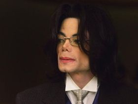 جاكسون خلال محاكمته في قضية التحرش الجنسي بالأطفال عام 2005. -  المصور: Aaron Lambert-Pool/Getty Images