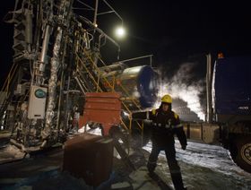 شاحنة تحمل حاوية نفط تُملأ في حقل "روسكوي" للنفط الثقيل الخام، تابعة لشركة "روزنفط" (Rosneft PJSC) بمنطقة يامالو – نينيتس بشرق سيبيريا، روسيا، في عام 2016 - المصدر: بلومبرغ