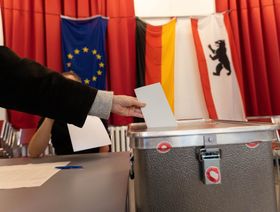 ناخب يدلي بصوته في مركز اقتراع خلال الانتخابات الأوروبية في برلين، ألمانيا، يوم الأحد 9 يونيو 2024 - المصدر: بلومبرغ