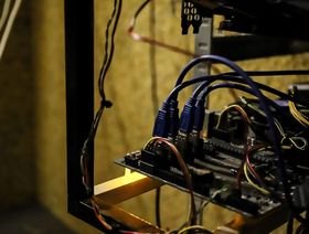 كابلات متصلة بمنصة تعدين في مزرعة تعدين عملات مشفرة في أرنهيم، هولندا - المصدر: بلومبرغ