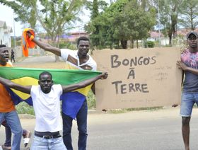 سكان يحملون العلم الوطني للجابون أثناء احتفالهم في ليبرفيل، 30 أغسطس 2023، بعد إعلان الانقلاب العسكري وإلغاء نتائج الانتخابات - المصدر: بلومبرغ