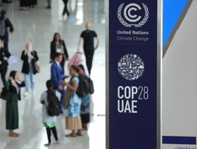 لافتة معلقة بمكان ما في محل قمة المناخ "كوب 28" في اليوم السابق لافتتاحه رسمياً، 29 نوفمبر 2023 - المصدر: غيتي إيمجز