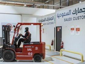 رافعة شوكية تابعة لشركة "سال السعودية للخدمات اللوجستية" (سال)، داخل أحد المراكز الجمركية في السعودية - المصدر: بلومبرغ