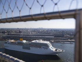أمستردام تحظر السفن السياحية لضبط السياحة وخفض التلوث