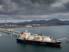 سفينة لتحميل الغاز المسال من مشروع "سخالين 2" - المصدر: أ.ف.ب