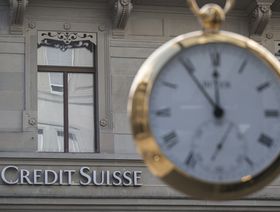 ساعة معلقة مقابل المقر الرئيس لمجموعة كريدي سويس في زيورخ، سويسرا - المصدر: بلومبرغ