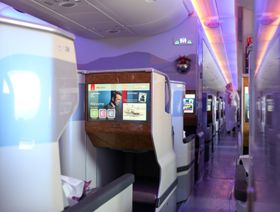 شاشة محتوى ترفيهي بمقصورة درجة رجال الأعمال في طائرة A380-800 التابعة لطيران الإمارات، خلال الدورة الـ15 لمعرض دبي للطيران - المصدر: بلومبرغ