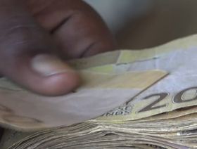 السودان يوحد سعر صرف الجنيه بعد هبوطه في السوق السوداء