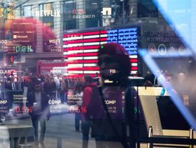 شاشات تعرض معلومات سوق الأسهم بينما تنعكس صور مارة على نافذة في "ناسداك ماركت سايت" في "تايمز سكوير" بنيويورك. الولايات المتحدة في 26 أبريل 2019. - المصدر: بلومبرغ