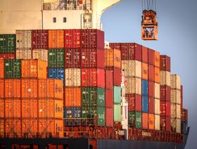 عمال يقفون على منصة رافعة يفحصون سفينة حاويات في "بورت بوتاني" في سيدني، نيو ساوث ويلز، أستراليا. - المصدر: بلومبرغ