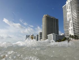 مبان سكنية محاذية للشاطئ في "ساني آيلز بيتش" بولاية فلوريدا الأمريكية يوم 16 فبراير 2022. أظهر تقرير جديد صادر عن علماء المناخ، أن مستويات سطح البحر على طول السواحل في الولايات المتحدة سترتفع حوالي قدم واحدة بحلول عام 2050 - المصدر: بلومبرغ