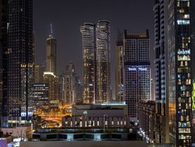 دبي تفرض غرامة على \"ثري أروز\" بسبب مشروع عملات مشفرة جديد