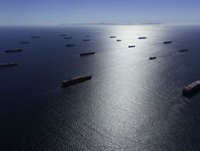 سفن على مقربة من موانئ لونغ بيتش في كاليفورنيا - المصدر: بلومبرغ