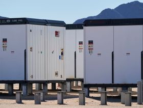 بطاريات تخزين طاقة ليثيوم أيون طراز "كيوب برو" من صنع "بي واي دي" في مشروع تخزين طاقة البطاريات "كريمسون" في بليث، كاليفورنيا، الولايات المتحدة - المصدر: بلومبرغ