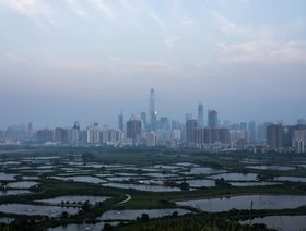 أرض زراعية في الأقاليم الشمالية الجديدة النائية ، بالقرب من ناطحات السحاب في شنتشن. - المصدر: بلومبرغ