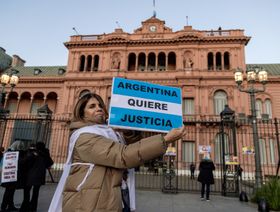 الأرجنتين تفيق من نشوة الفوز بكأس العالم على طبول الاقتصاد