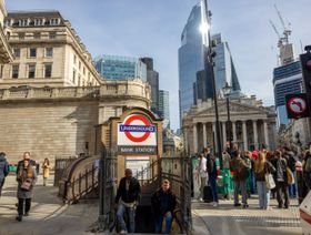 مشاة يغادرون محطة مترو الأنفاق في لندن أمام بنك إنجلترا في العاصمة البريطانية - المصدر: بلومبرغ