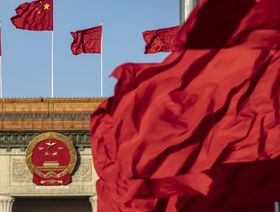 الأعلام الوطنية الصينية ترفرف فوق ميدان تيانانمين إلى جانب الأعلام الحمراء الأخرى قبل الجلسة العامة الخامسة للدورة الأولى للمجلس الوطني الـ14 لنواب الشعب الصيني في قاعة الشعب الكبرى في بكين ، الصين ، يوم الأحد 12 مارس 2023. - المصدر: بلومبرغ