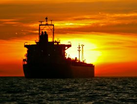 ناقلات النفط الروسي عالقة في البحر منذ أشهر بعد العقوبات