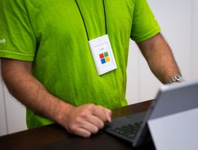 الذكاء الاصطناعي يُشعل منافسة شرسة بين \"مايكروسوفت\" و\"غوغل\"