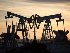 النفط يتراجع بضغط من ارتفاع الدولار وتزايد مخاوف الركود