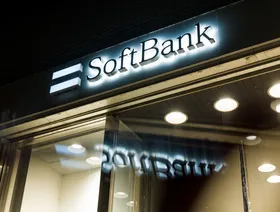 شعار شركة "سوفت بنك" أعلى متجر تابع لها في كيوتو، اليابان - بلومبرغ